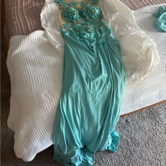 Elegant Turquoise Evening Gown - Picture 3 of 5